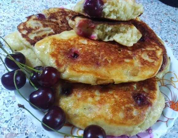 Оладьи с вишней и яблоками Оладьи с вишней и яблоками