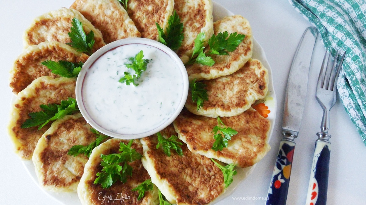 Творожно-кабачковые оладьи с йогуртовым соусом