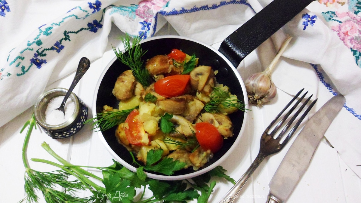 Картофель с грибами и зеленым маслом