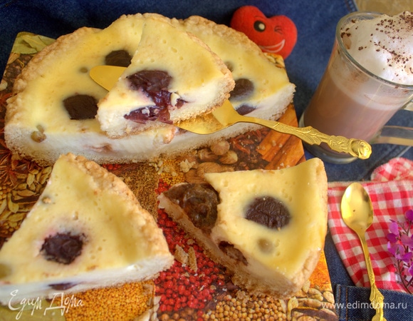 Пирог со сливами и виноградом в мультиварке Пирог со сливами и виноградом в мультиварке