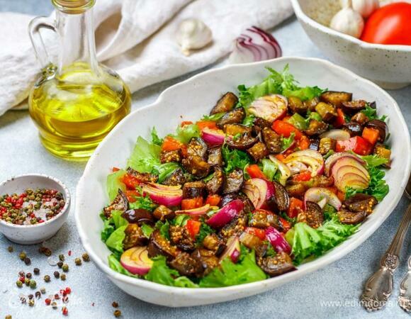 Салат с запеченными баклажанами Салат с запеченными баклажанами