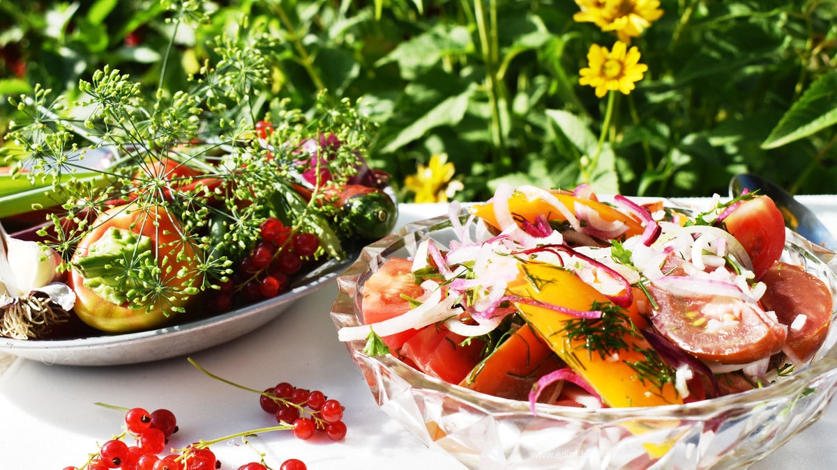 Летний салат из помидоров к шашлыку