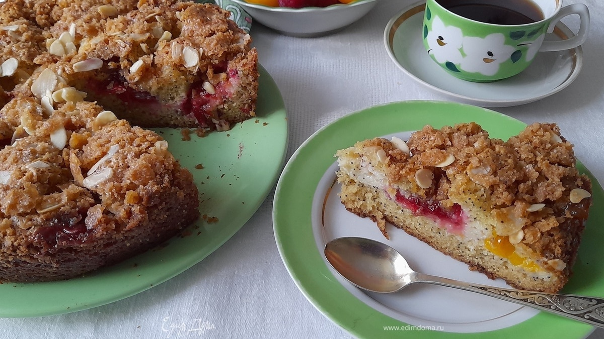 Кукурузный пирог с алычой и хрустящей карамелью