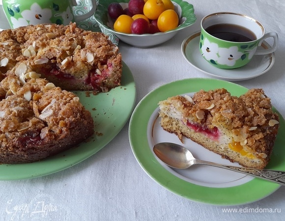 Кукурузный пирог с алычой и хрустящей карамелью Кукурузный пирог с алычой и хрустящей карамелью