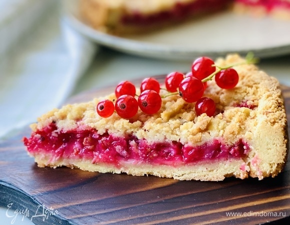 Песочный пирог с красной смородиной