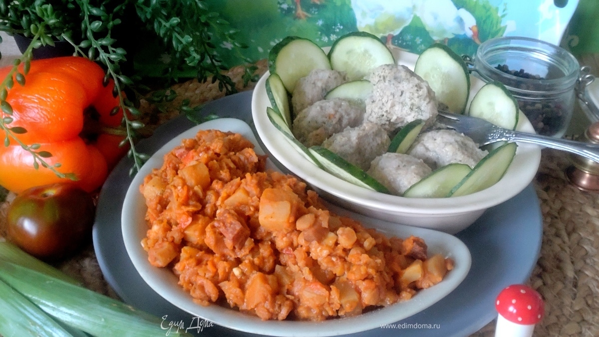 Гороховое рагу с котлетами в мультиварке