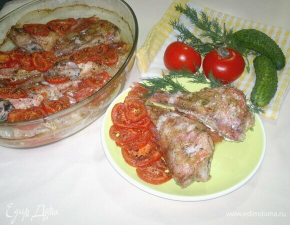 Запеченный морской окунь с помидорами Запеченный морской окунь с помидорами