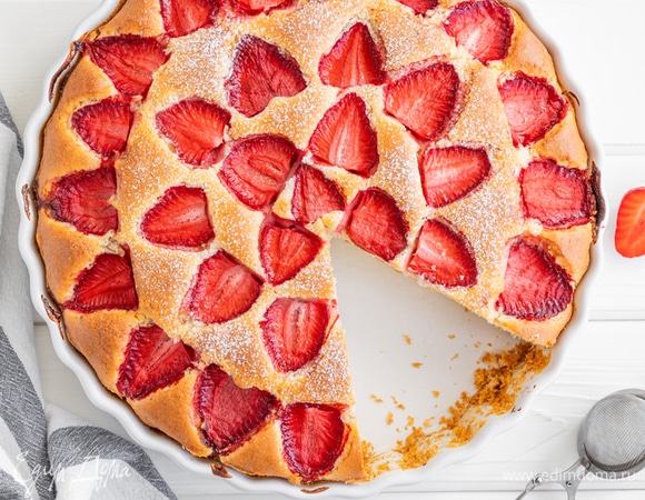 Домашний пирог с клубникой