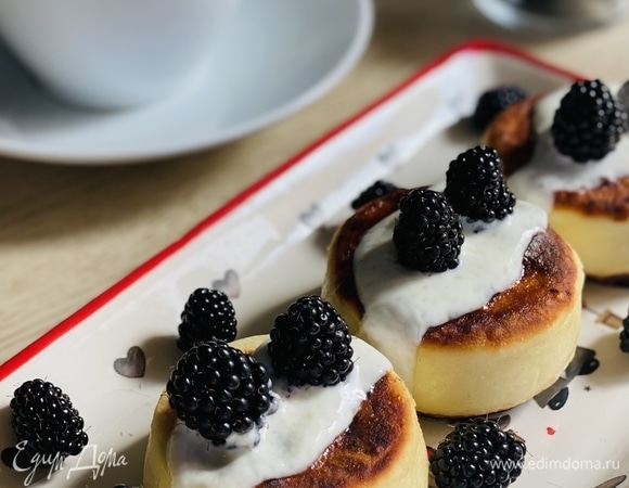 Сырники с ежевикой и сметаной