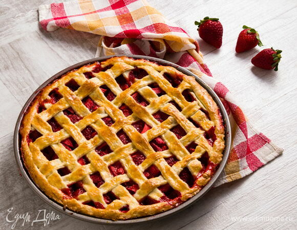 Дрожжевой пирог с замороженной клубникой