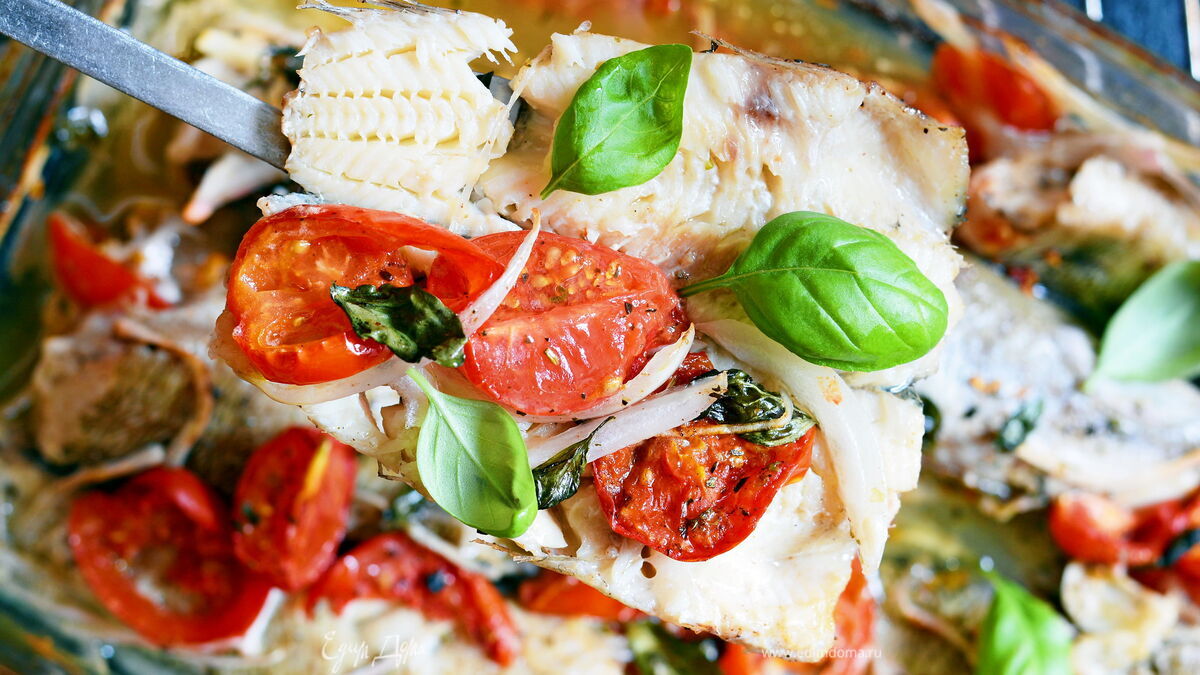 Минтай, запеченный с овощами