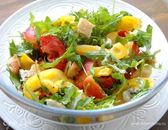 Хрустящий салат со сладким перцем, персиком и козьим сыром