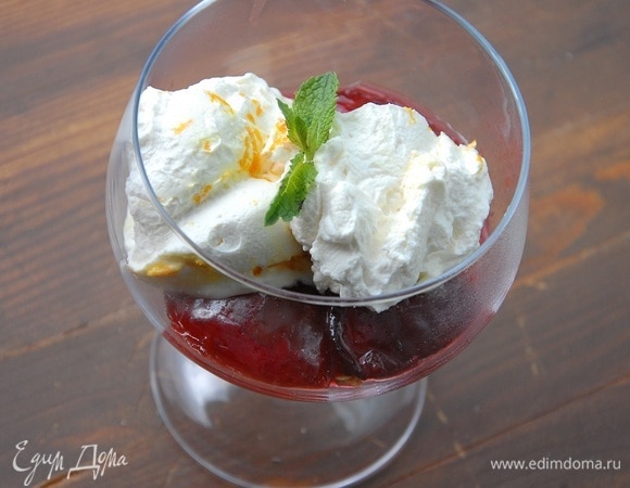 Карамелизированные сливы с кремом из сливок и маскарпоне Карамелизированные сливы с кремом из сливок и маскарпоне