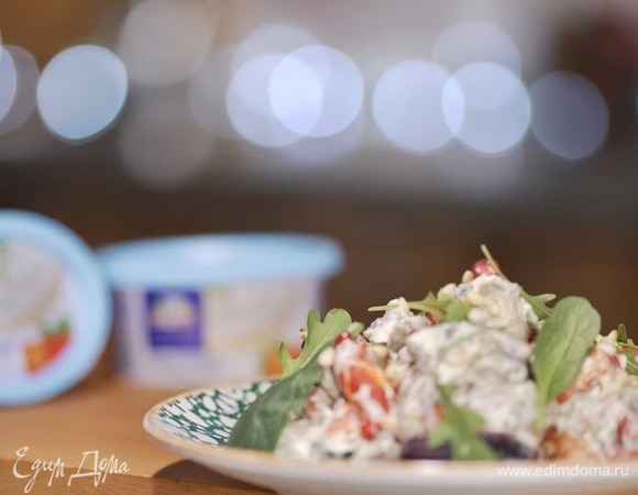 Теплый салат с бараниной, печеными овощами и соусом из творожного сыра