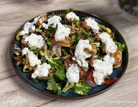 Теплый салат с курицей и овощами