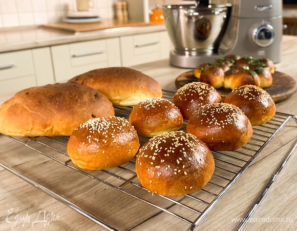 Картофельные булочки, чесночные пампушки и луковый хлеб