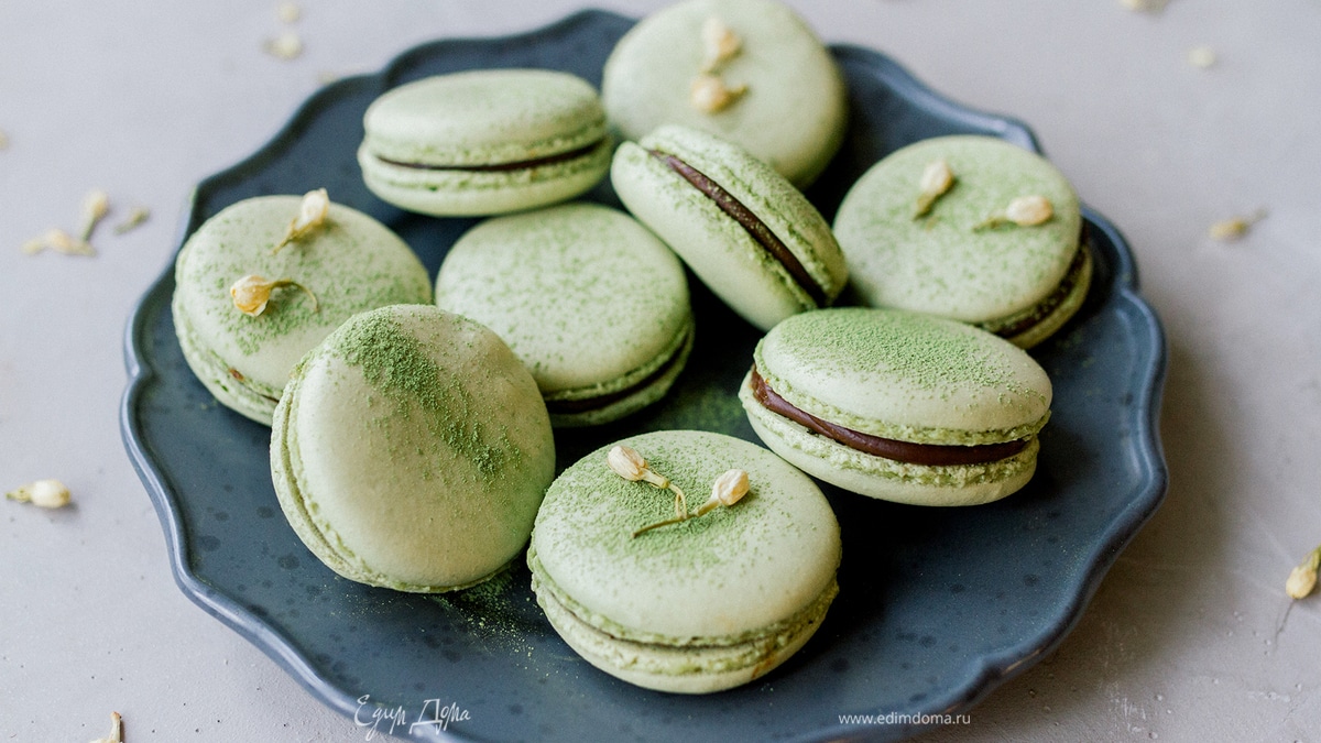 Макарон «Матча-шоколад-маракуйя»