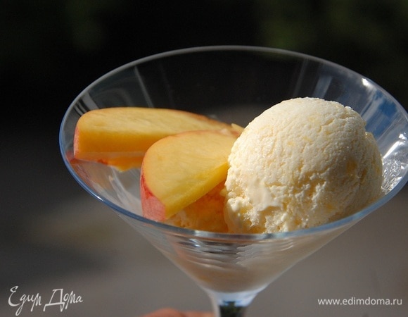 Сливочное мороженое с персиками