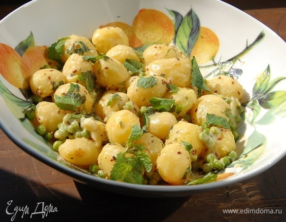 Молодой картофель с зеленым горошком и мятой