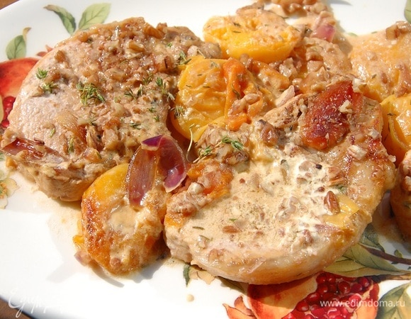 Свиные котлеты на косточке с орехами, абрикосами и сливочным соусом Свиные котлеты на косточке с орехами, абрикосами и сливочным соусом