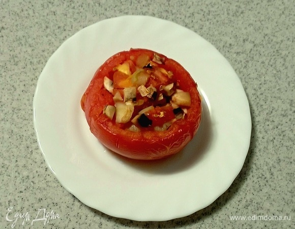 Запеченный помидор с овощной начинкой