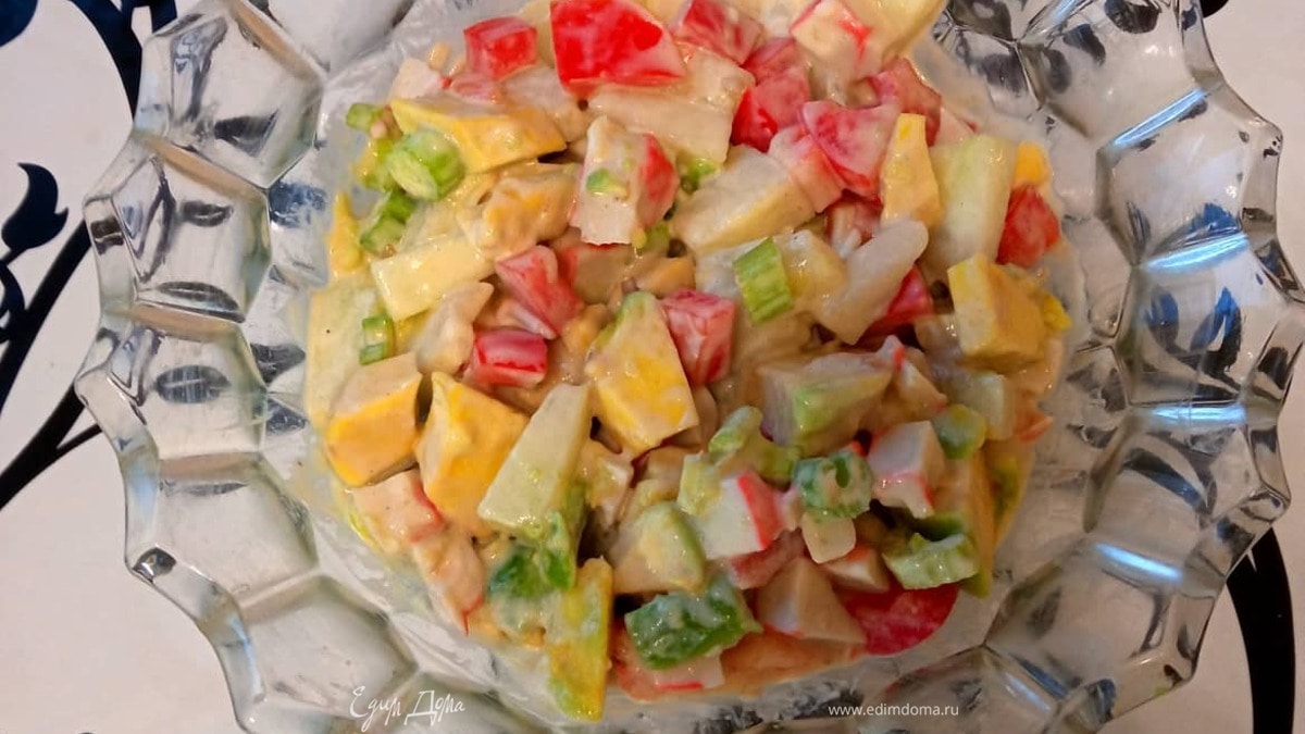 Салат с крабовыми палочками, авокадо и дыней