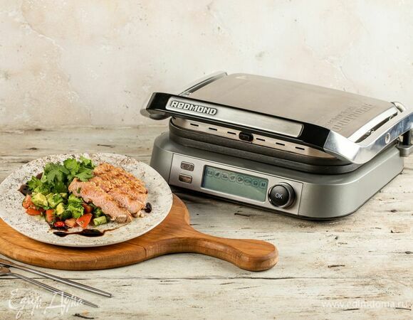 Cтейк из тунца с сальсой из авокадо и помидоров