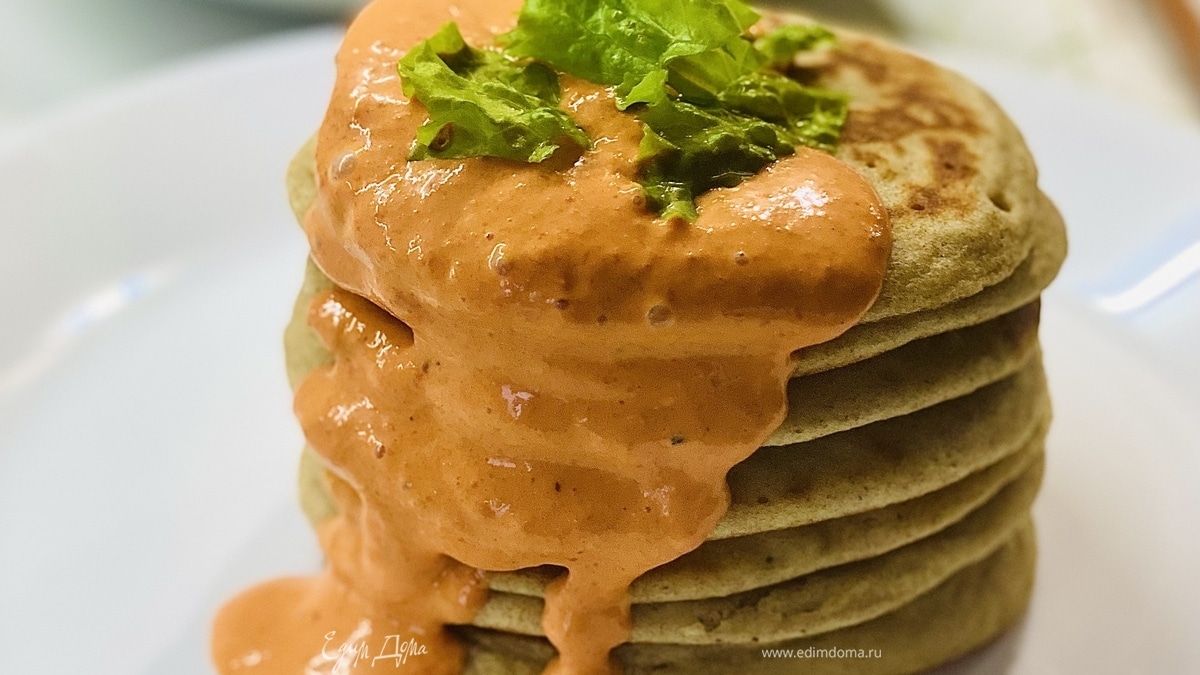 Оладьи из цукини с соусом из запеченного перца