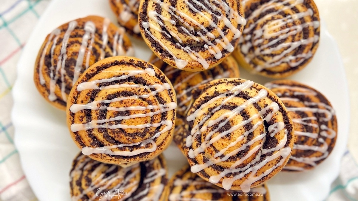 Булочки с маком и глазурью