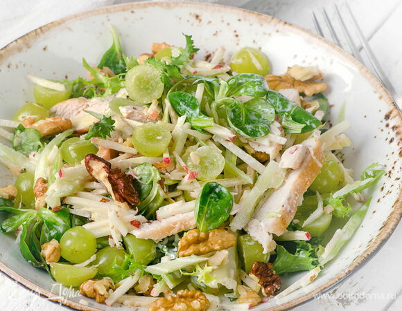 Салат с копченой куриной грудкой и виноградом Салат с копченой куриной грудкой и виноградом