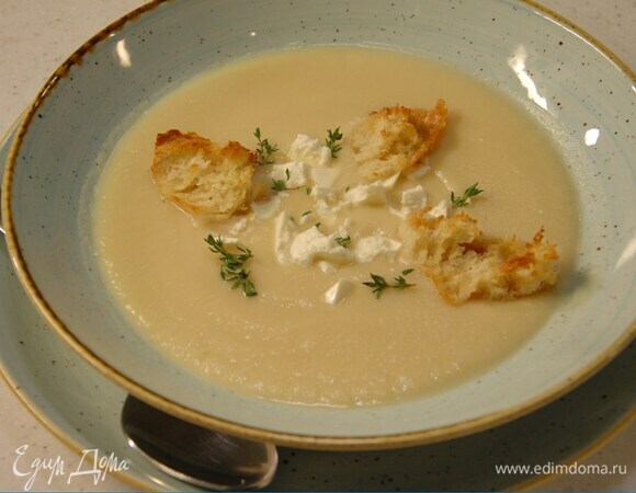 Суп из сельдерея и груш с фетой и крутонами