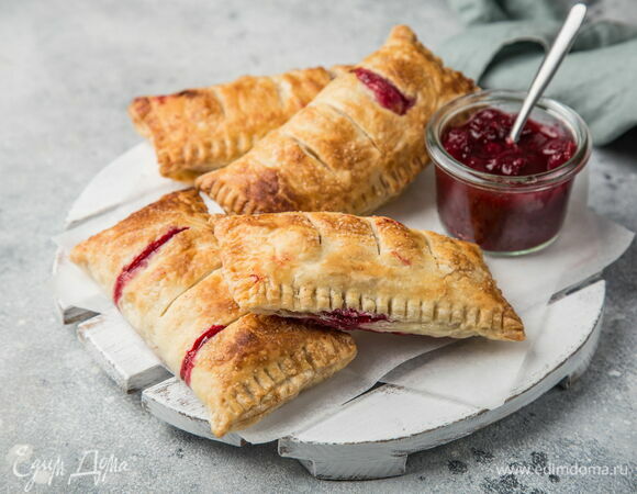 Слойки с брусникой Слойки с брусникой