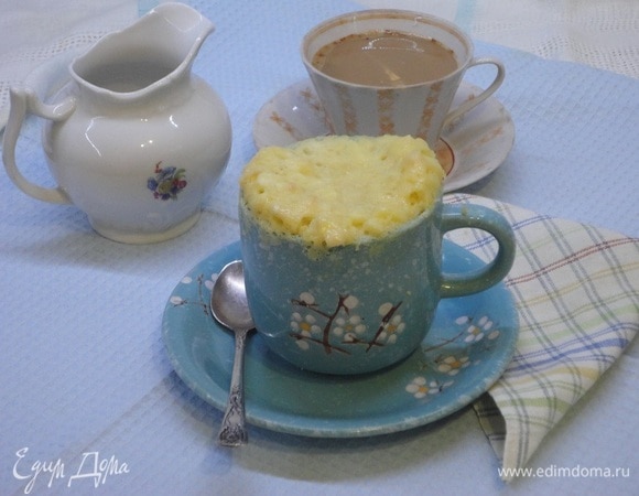 Кекс с яблоками в кружке