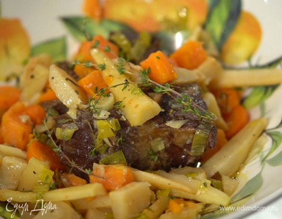 Говядина, томленная с сельдереем, бататом и луком-пореем 