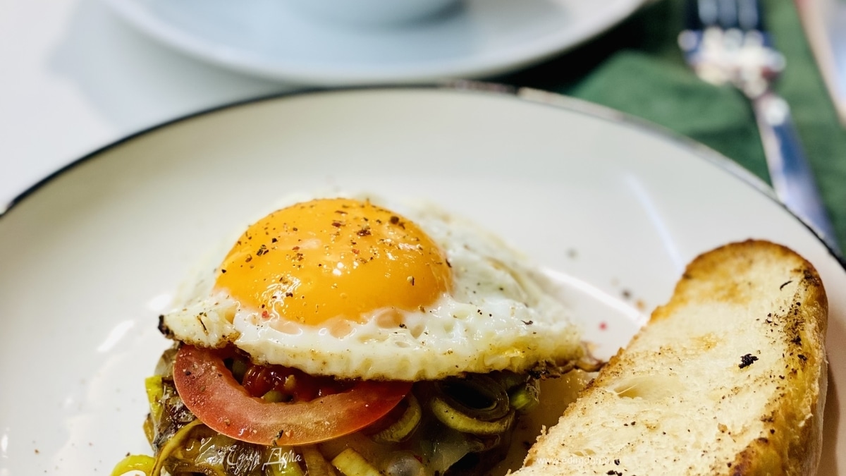 Бифштекс с яйцом и пореем