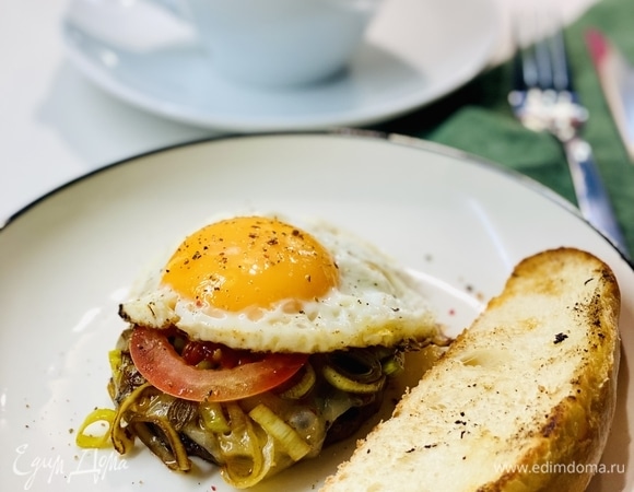 Бифштекс с яйцом и пореем Бифштекс с яйцом и пореем