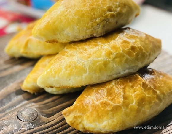 Пирожки из слоеного теста с мясом Пирожки из слоеного теста с мясом