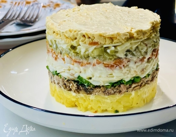 Слоеный салат со шпротами Слоеный салат со шпротами