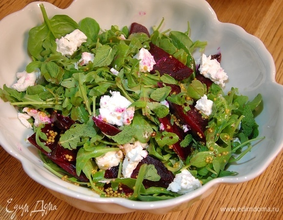 Салат с запеченной свеклой, козьим сыром и горчичной заправкой Салат с запеченной свеклой, козьим сыром и горчичной заправкой