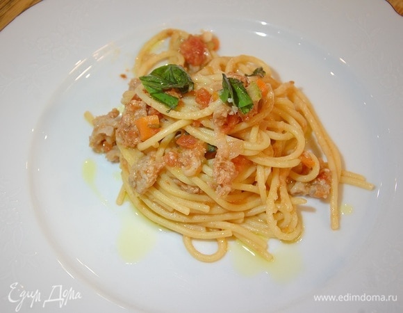 Паста с домашними колбасками, сельдереем и красным луком Паста с домашними колбасками, сельдереем и красным луком