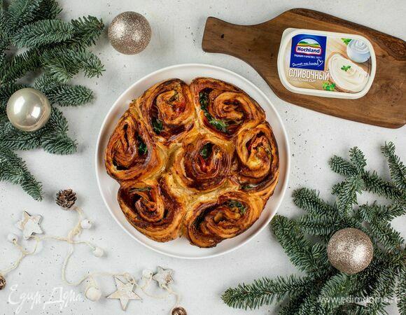 Пирог-ромашка из слоеных булочек с плавленым сыром