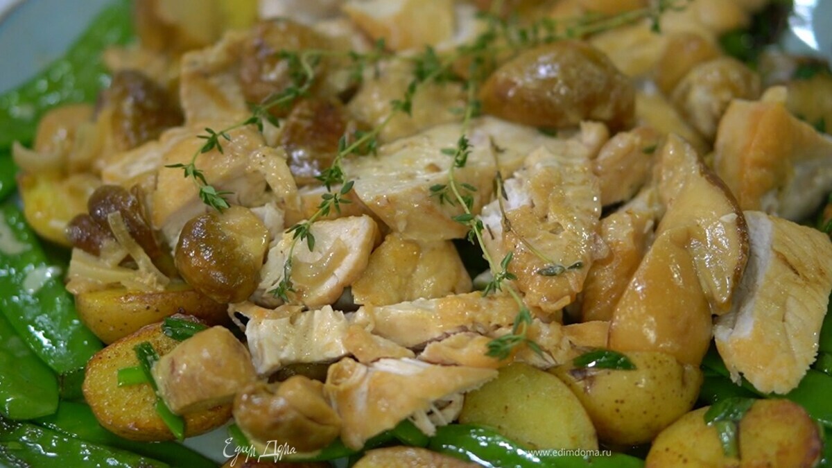 Курица под грибным соусом с картофелем и молодым горошком