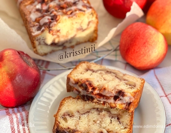 Яблочный пирог с корицей и глазурью Яблочный пирог с корицей и глазурью