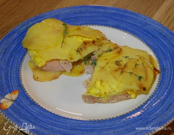 Стейки из тунца, запеченные с цитрусовым соусом и картофелем Стейки из тунца, запеченные с цитрусовым соусом и картофелем