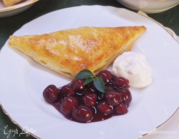 Сырные конвертики с вишневым соусом
