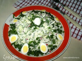 Овощной салат с перепелиными яйцами и сметанной заправкой