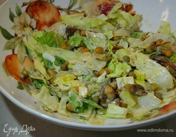 Салат «Цезарь» с вешенками, нутом и каперсами Салат «Цезарь» с вешенками, нутом и каперсами