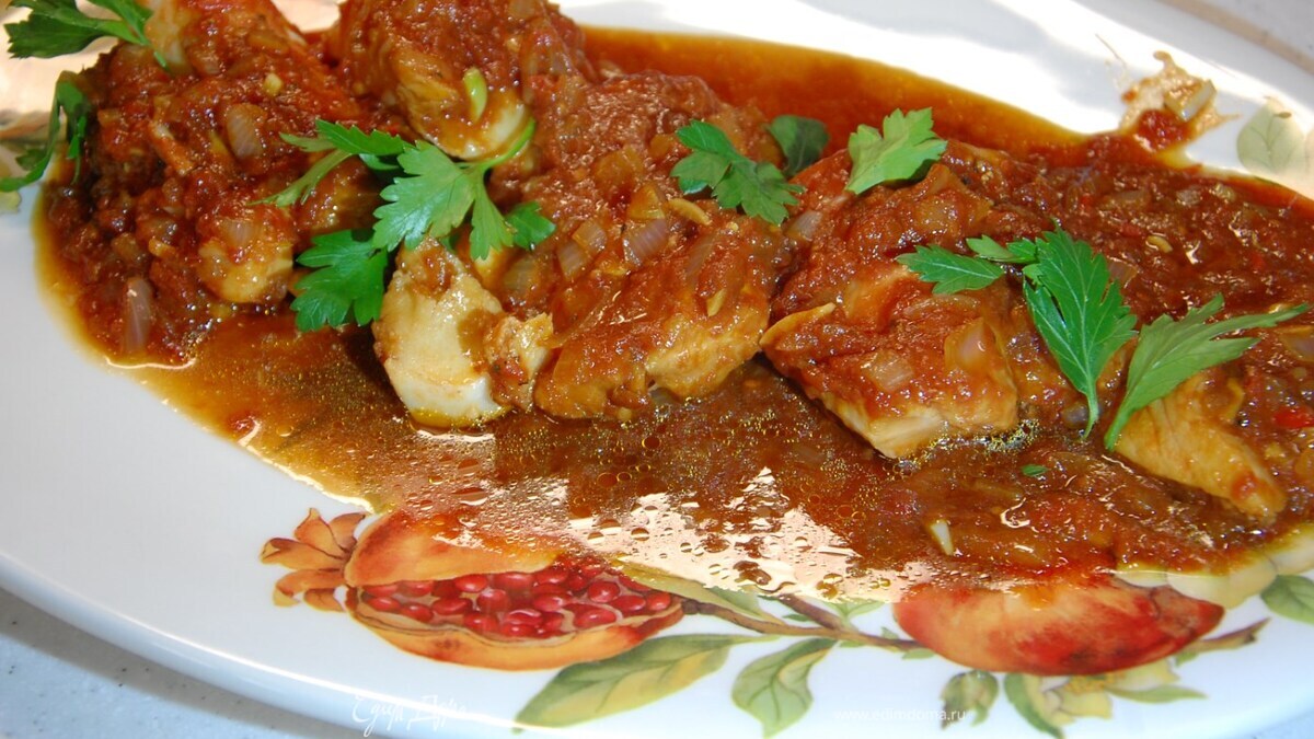 Треска в томатном соусе с чесноком и перцем чили