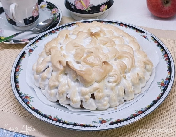 Блинный пирог с яблоками и меренгой