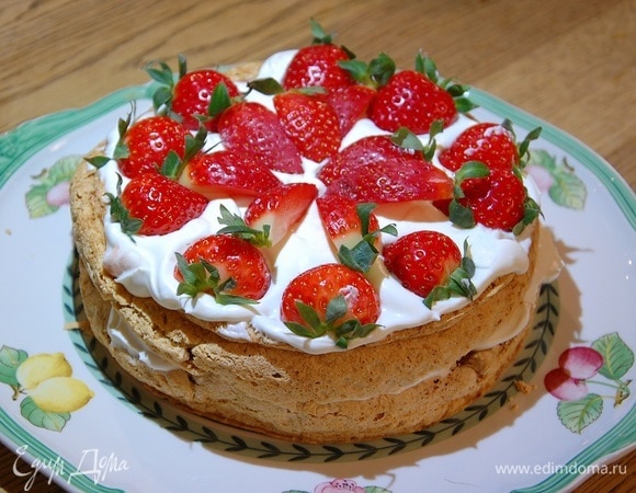 Ореховый торт-безе с клубникой Ореховый торт-безе с клубникой